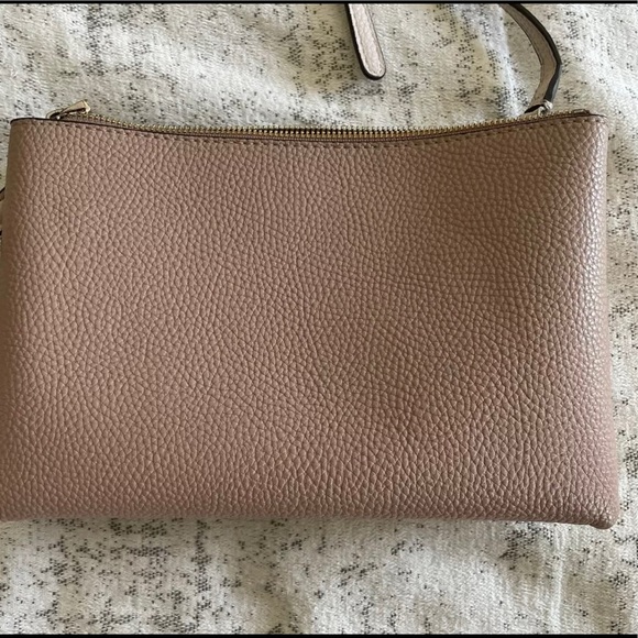 GUESS Crossbody Purse! - Picture 3 of 5
